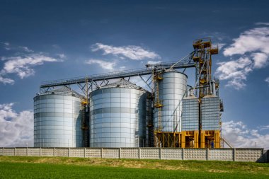 Modern Granary asansörü. Tarım işleme ve üretim tesisinde tarım ürünleri, un, tahıl ve tahıl işleme ve depolama için gümüş silolar. tohum temizleme hattı 