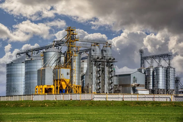 Modern Granary Elevator Silver Silos Agro Processing Manufacturing Plant Processing — Stock Photo, Image
