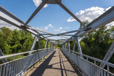 Mavi gökyüzü arka planında köprünün çelik çerçeveli inşaatı. Köprü metal yapılar, çerçeveler, cıvatalar ve fındıklar