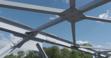 Mavi gökyüzü arka planında köprünün çelik çerçeveli inşaatı. Köprü metal yapılar, çerçeveler, cıvatalar ve fındıklar