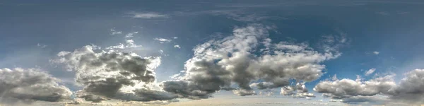 Błękitne Niebo Pięknymi Ciemnymi Chmurami Przed Burzą Bezproblemowa Panorama Hdri — Zdjęcie stockowe