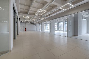 Sütunları ve panoramik pencereleri olan modern beyaz oda. Ofis ya da depo için oda