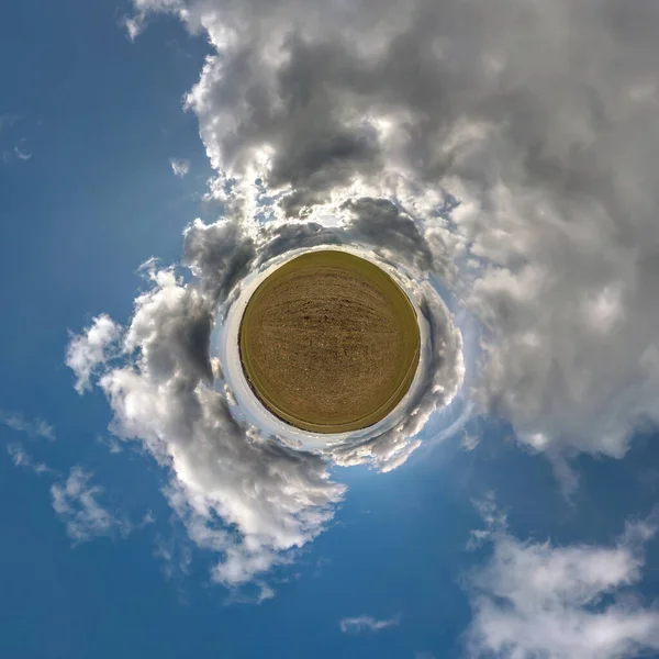 Amarillo Diminuto Planeta Campo Colza Cielo Azul Con Hermosas Nubes —  Fotos de Stock