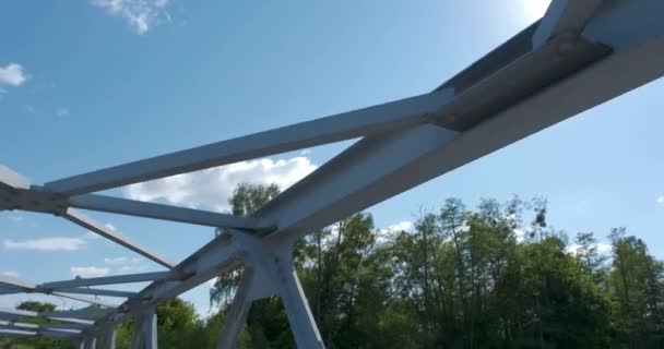 蓝天背景下钢结构桥梁的施工 桥梁金属结构 螺栓和螺母 — 图库视频影像