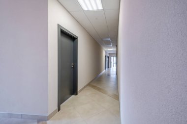 Modern apartmanların, büroların ya da kliniklerin giriş salonundaki uzun beyaz koridor