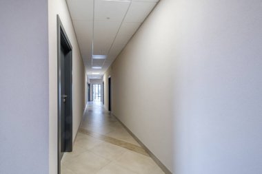 Modern apartmanların, büroların ya da kliniklerin giriş salonundaki uzun beyaz koridor