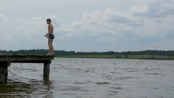 Garçon Saute Dans Eau Lac Près Jetée Bois Garçon Qui — Video