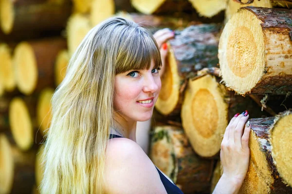 Bela Menina Fica Perto Cortar Logs Floresta — Fotografia de Stock