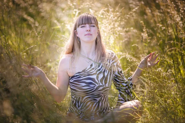 Bella Ragazza Trova Boscaglia Foresta — Foto Stock