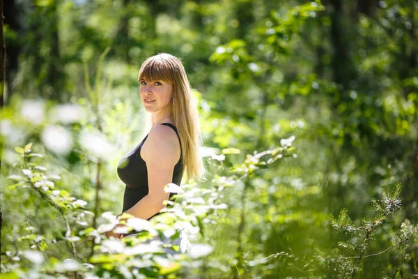 Menina Bonita Fica Moita Floresta — Fotografia de Stock