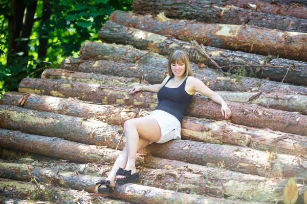 Menina Bonita Sentado Logs Corte Floresta — Fotografia de Stock