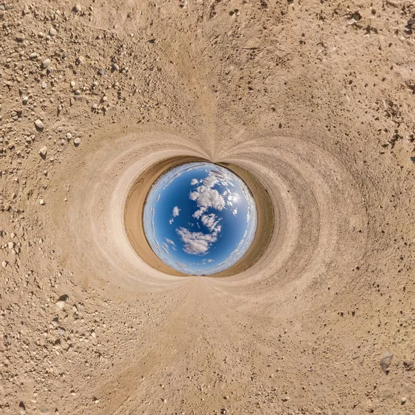 Μπλε Μπάλα Του Ουρανού Στη Μέση Του Στροβιλιζόμενου Δρόμου Άμμο — Φωτογραφία Αρχείου