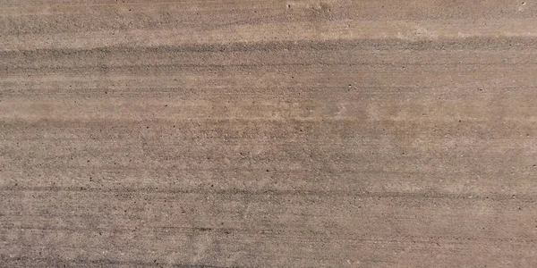 从上方看砂砾路面的车胎轨道 — 图库照片