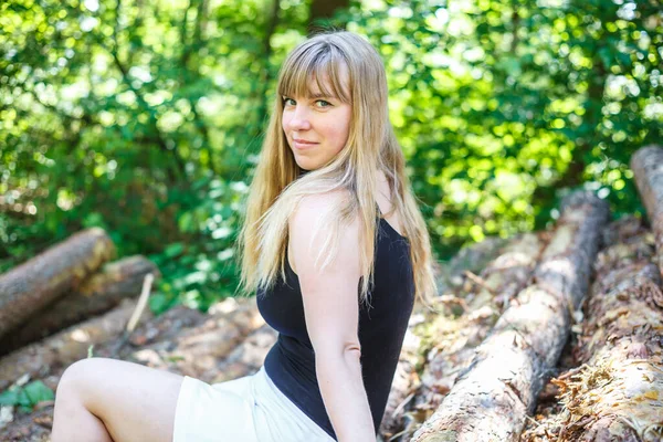 Bella Ragazza Seduta Tronchi Tagliati Nella Foresta — Foto Stock