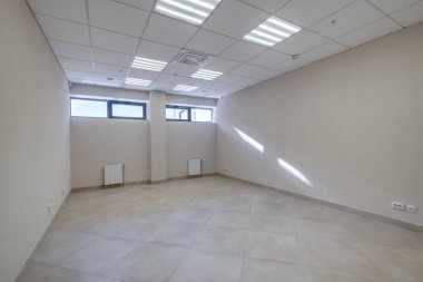 Onarımlı ve mobilyasız boş beyaz oda. Ofis ya da klinik için oda