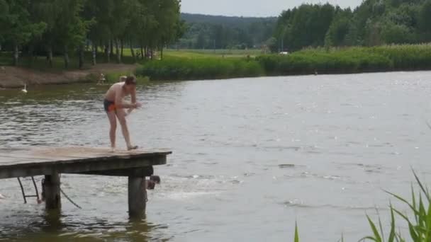 Garçon Saute Dans Eau Lac Près Jetée Bois Vidéo Ralenti — Video