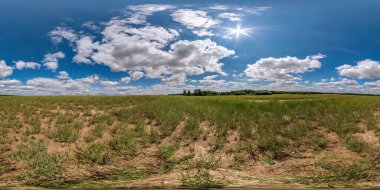 Tam dikişsiz küresel hdri panorama 360 derecelik açıyla yaz günü çiftçilik sahasında görülebilir. Mavi gökyüzünde mükemmel bulutlar eşdikdörtgen projeksiyonda, sanal gerçeklik içeriğine hazır.