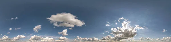 Jasne Błękitne Niebo Białymi Pięknymi Chmurami Bezproblemowa Panorama Hdri 360 — Zdjęcie stockowe