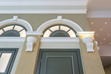 Sütununda karmaşık taç kalıpları olan köşe tavanının ayrıntıları 