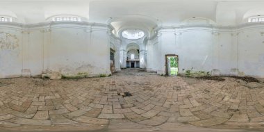 Terk edilmiş, beyaz duvarları eşit dikdörtgen projeksiyonlu, yıkılmış kilisenin boş beton yapılarının içinde 360 derecelik tam küresel dikdörtgen hdri manzarası,