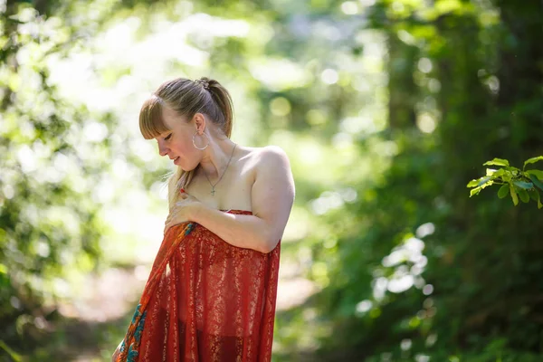 Belle Fille Avec Écharpe Rouge Tient Dans Fourré Forêt — Photo