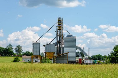 Modern Granary asansörü. Tarım işleme ve imalat tesisinde tarım ürünleri, un, tahıl ve tahıl işleme ve depolama için gümüş silolar. 
