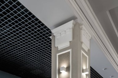 Halojen benekli lambalar ve boş oda veya evde alçıpan inşaatı olan asılmış ve ızgara tavanı. Gergin tavan beyaz ve karmaşık şekil.