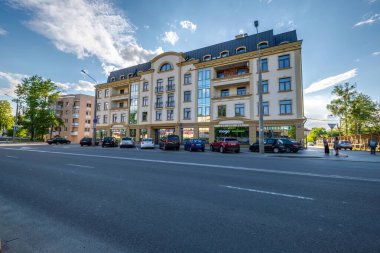 MINSK, BELARUS - Mayıs 2021: Modern çok katlı bir kompleksin cephesi ve bölgesi 