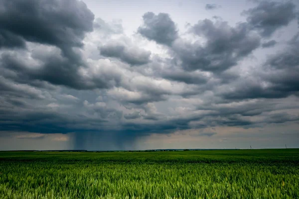 Paisagem Com Céu Escuro Com Nuvens Chuva Antes Tempestade Trovoada — Fotografia de Stock