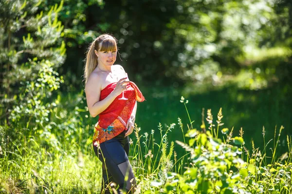 Kırmızı Eşarplı Güzel Kız Ormanın Çalılığında Duruyor — Stok fotoğraf