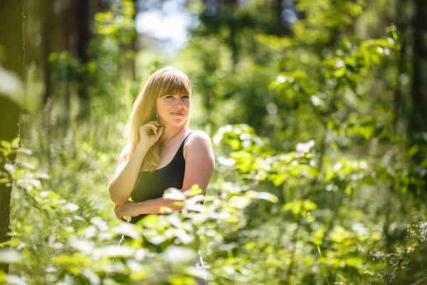 Belle Fille Tient Dans Fourré Forêt — Photo