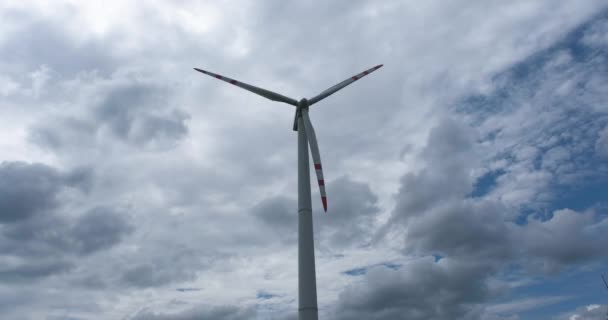 雲を背景に風車のプロペラの回転翼 風力発電 純粋な緑のエネルギー — ストック動画