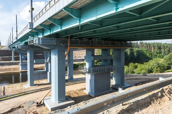 Ponte Auto Attraverso Ampio Fiume — Foto Stock