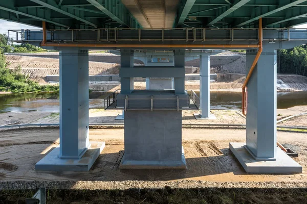 Ponte Carro Através Rio Largo — Fotografia de Stock