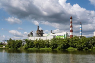 Nehir kenarındaki kereste fabrikası boruları. Hava kirliliği konsepti. Endüstriyel arazi çevresel kirlilik termik enerji santralinin atıkları