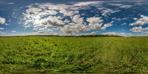 여름에는 초록색 농장들 사이를 360 이루는 파노라마 360 직사각 모양으로 — 스톡 사진