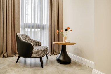 Misafir odasının dekorasyon unsurları ve bir çay masası, bir koltuk, bir buket çiçek ve bir fincan kahve. 