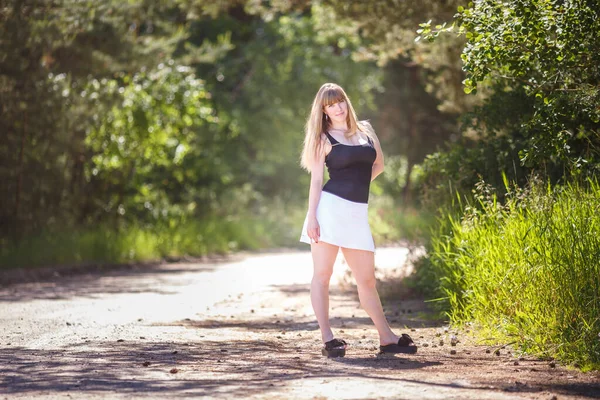 Menina Bonita Fica Moita Floresta — Fotografia de Stock