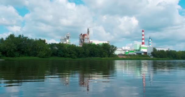 Rör Träbearbetningsföretag Sågverk Nära Floden Luftföroreningskoncept Industriellt Landskap Miljöförstöring Avfall — Stockvideo