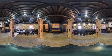 MINSK, BELARUS - MAYIS, 2021: tam dikişsiz küresel hdri panorama 360 derece antik kale ahşap ve taşın içinde eşdikdörtgen projeksiyonla büyük ziyafet salonu. VR AR konsepti
