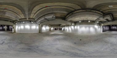 Tertemiz küresel hdri panorama 360 derece. Depo, hangar ya da galeri olarak büyük boş bir odanın içinde. Işıklar eşit dikdörtgen projeksiyonlu. VR AR konsepti
