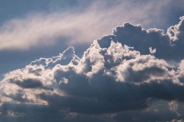 Büyük beyaz çizgili bulutlarla mavi gökyüzü arkaplanı