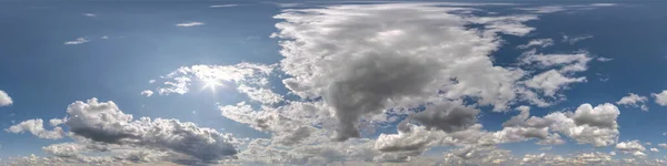 Céu Azul Com Nuvens Brancas Bonitas Panorama Hdri Sem Costura — Fotografia de Stock