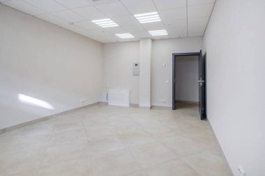 Onarımlı ve mobilyasız boş beyaz oda. Ofis ya da klinik için oda