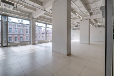 Sütunları ve panoramik pencereleri olan modern beyaz oda. Ofis ya da depo için oda