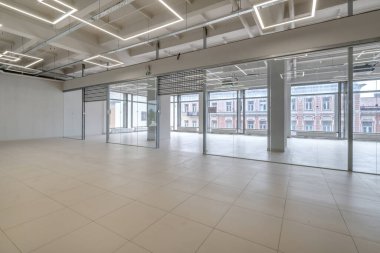 Sütunları ve panoramik pencereleri olan modern beyaz oda. Ofis ya da depo için oda