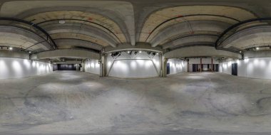 Tertemiz küresel hdri panorama 360 derece. Depo, hangar ya da galeri olarak büyük boş bir odanın içinde. Işıklar eşit dikdörtgen projeksiyonlu. VR AR konsepti