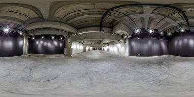 Tertemiz küresel hdri panorama 360 derece. Depo, hangar ya da galeri olarak büyük boş bir odanın içinde. Işıklar eşit dikdörtgen projeksiyonlu. VR AR konsepti