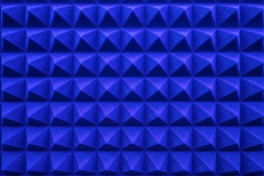 Mavi ışıklandırmalı, ses geçirmez köpük piramit paneli.. 