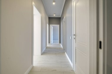 Modern apartmanların, büroların ya da kliniklerin giriş salonundaki uzun beyaz koridor
